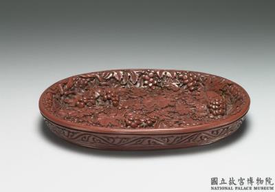 图片[2]-Oval dish with grape decor and Xuande reign mark. Carved lacquerware. Ming dynasty, 16th-17th century-China Archive